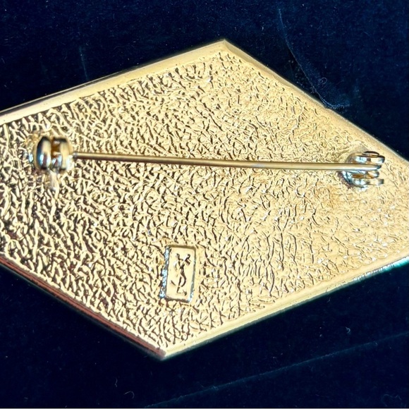 YVES SAINT LAURENT Elegant Geometric Brooch with Crystals - Picture 11 of 13
